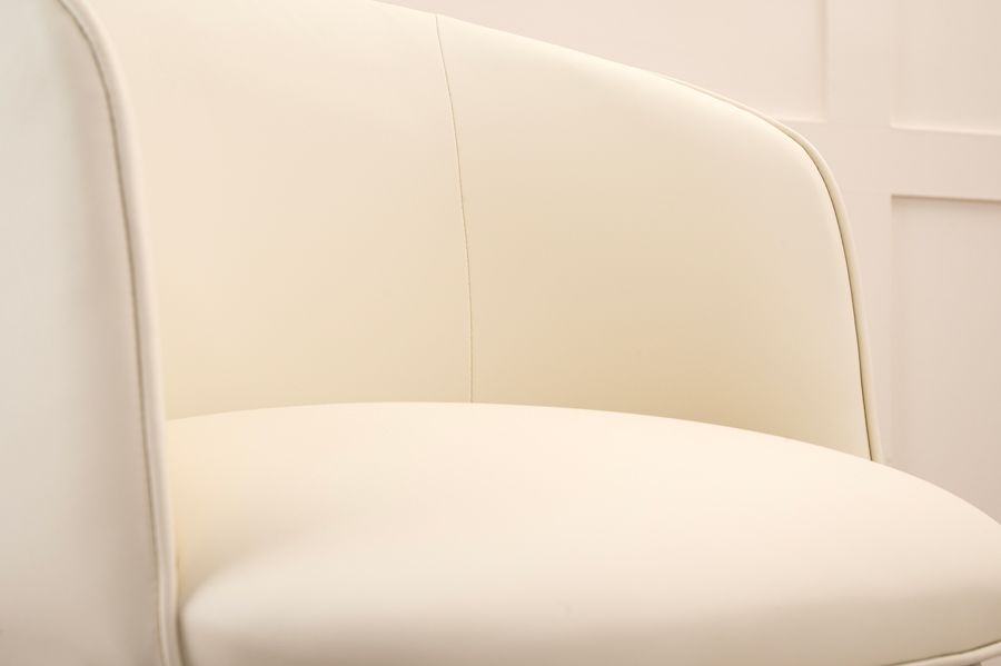 Bellucci Esszimmerstuhl – Cremefarbenes Kunstleder – Messingkappen-view4
