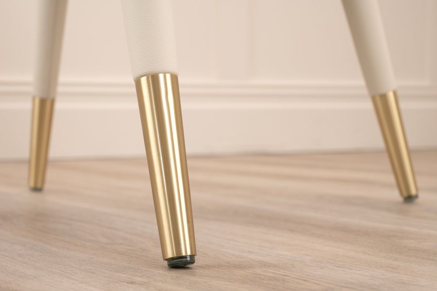 Bellucci Esszimmerstuhl – Cremefarbenes Kunstleder – Messingkappen-view5